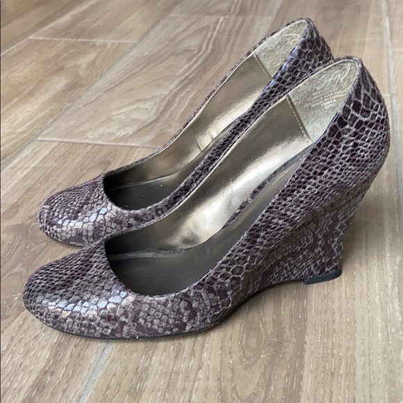 WORTHINGTON Gray Python Round Toe Wedges - Picture 1 of 5